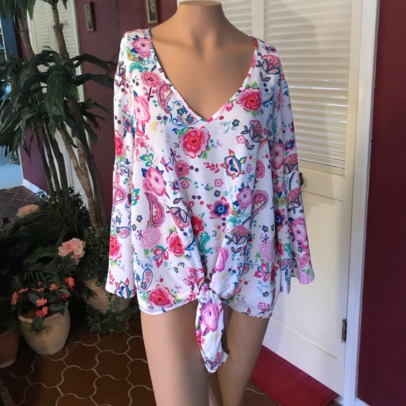 Chenauit Tops - NWT Beautiful Blouse
